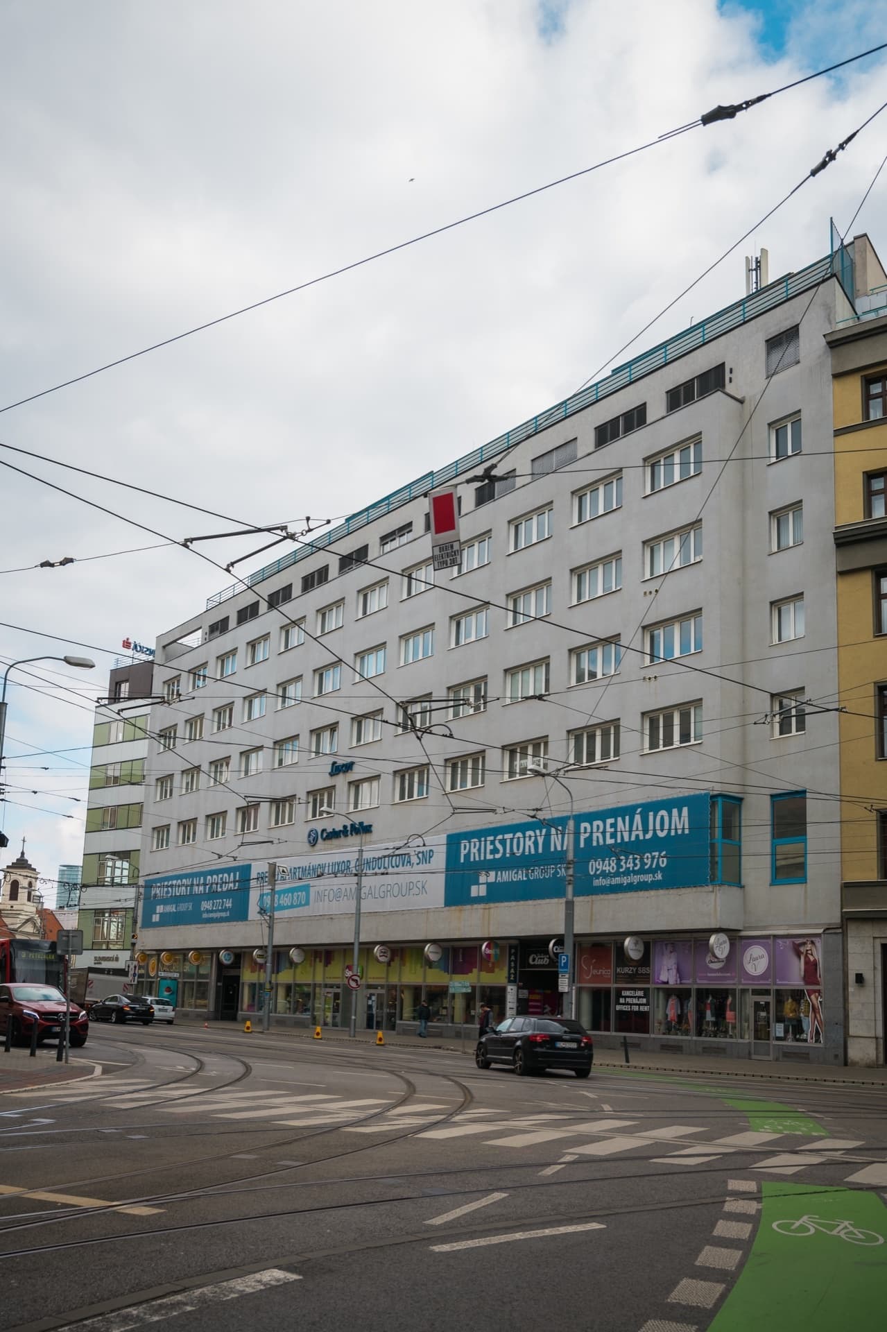 SHOPPING AREA 307.71 m2